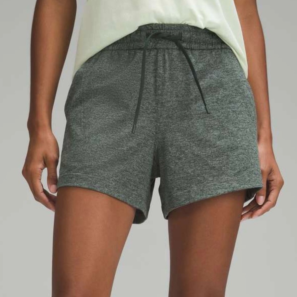 Lululemon Soft Jersey Relaxed Fit Mid Rise Shorts Sz. 6 Heather Rainforest Green
